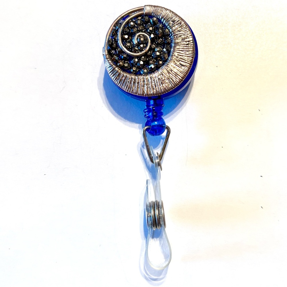 Retractable badge holder
